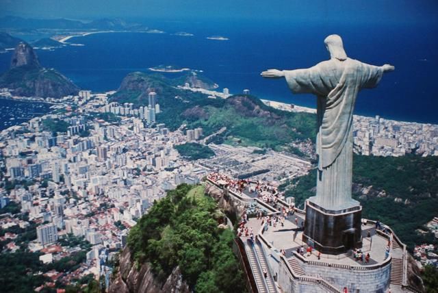 七绝 仰望世界七大奇迹之一的巴西耶稣像,但云