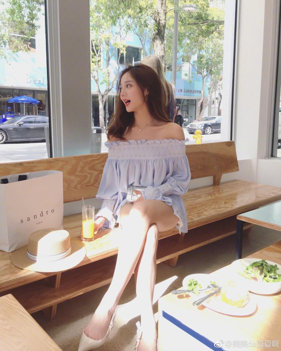 日前，网红美女夏夏在微博晒出一组美照，照片中，夏夏变换多身造型，时髦百变，纯美不输baby。