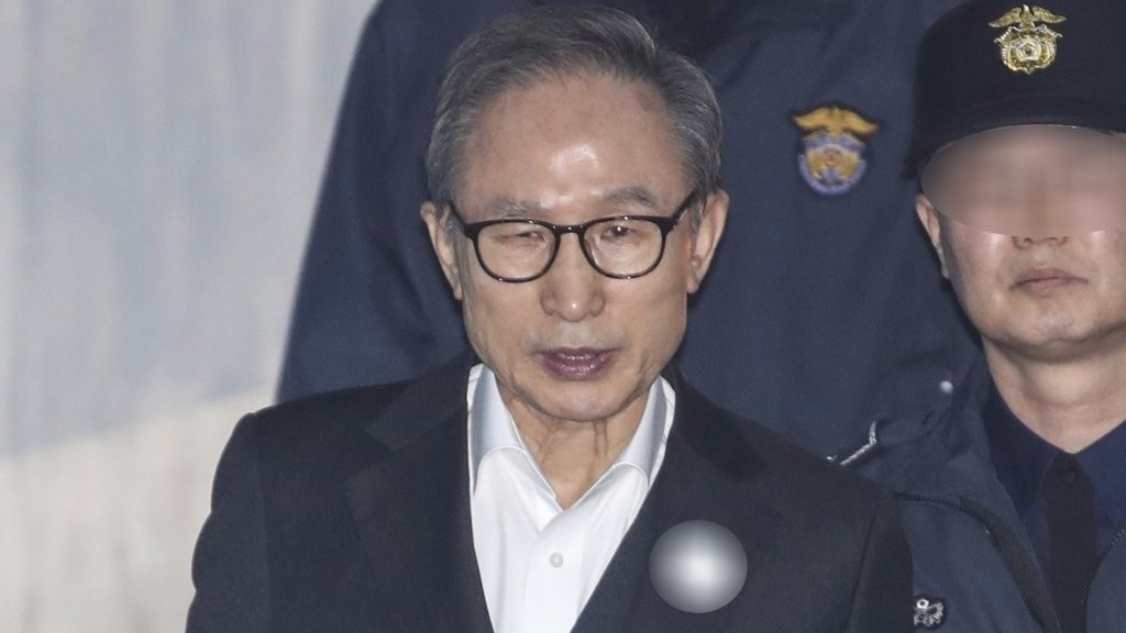 78岁韩前总统李明博扶墙进法院 面色憔悴头发稀疏