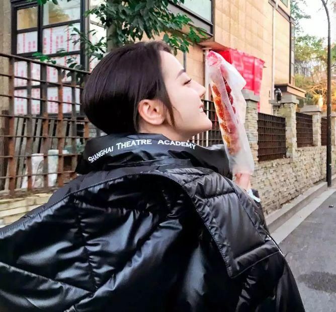 【穿搭】迪丽热巴机场示范羽绒服穿搭,冬天潮