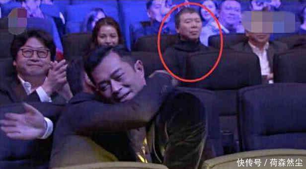 刘嘉玲颁奖时肩带滑落,古天乐举动被称赞,冯小