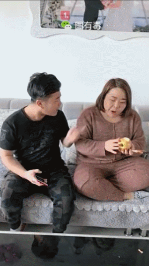 搞笑gif:不管是狗子还是孩子,不肯起床?用这招秒起!