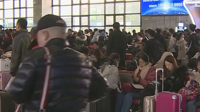 《北京您早》20200118旅客北京西站突发疾病 众人齐施救