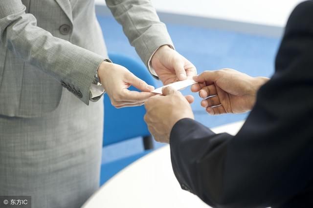 员工过年要值守,领导说年后给他发红包,员工笑