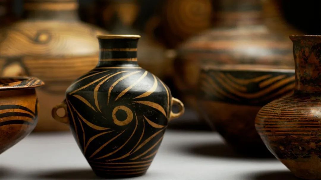 黄土下的彩色世界——清华艺博藏葫芦形网纹彩陶壶赏析 黄土下的彩色世界——清华艺博藏葫芦形网纹彩陶壶赏析