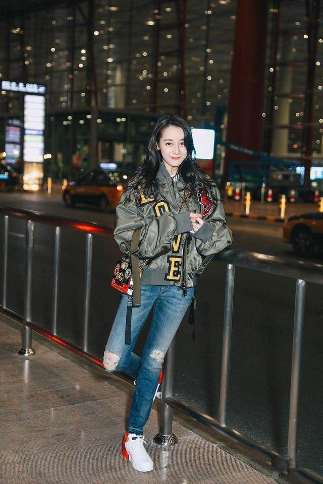 迪丽热巴这黑裙子穿的腰没了,网友:两次去米兰