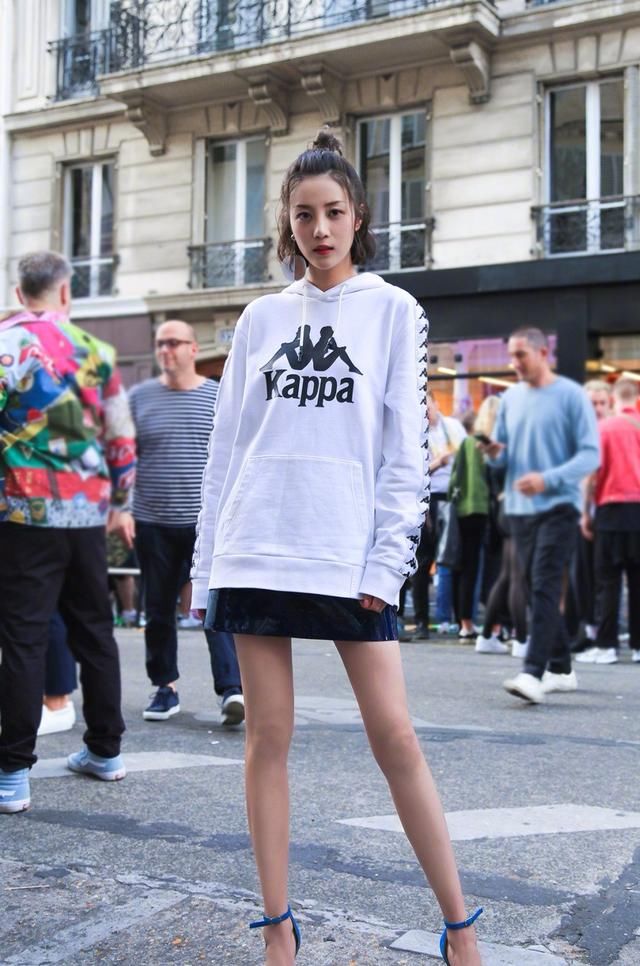 李溪芮裸粉色卫衣短裙出活动,笑容温暖让寒冬