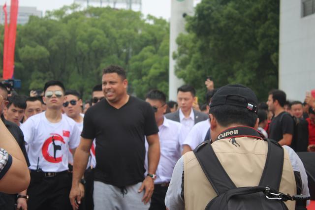 罗纳尔多江西球迷见面会暨足球学院揭牌仪式在