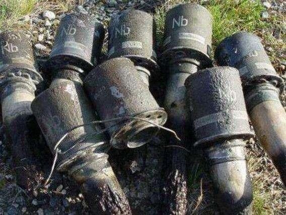 一堆木柄手榴弹,有一些木柄都腐烂掉了,有一些还是好的.