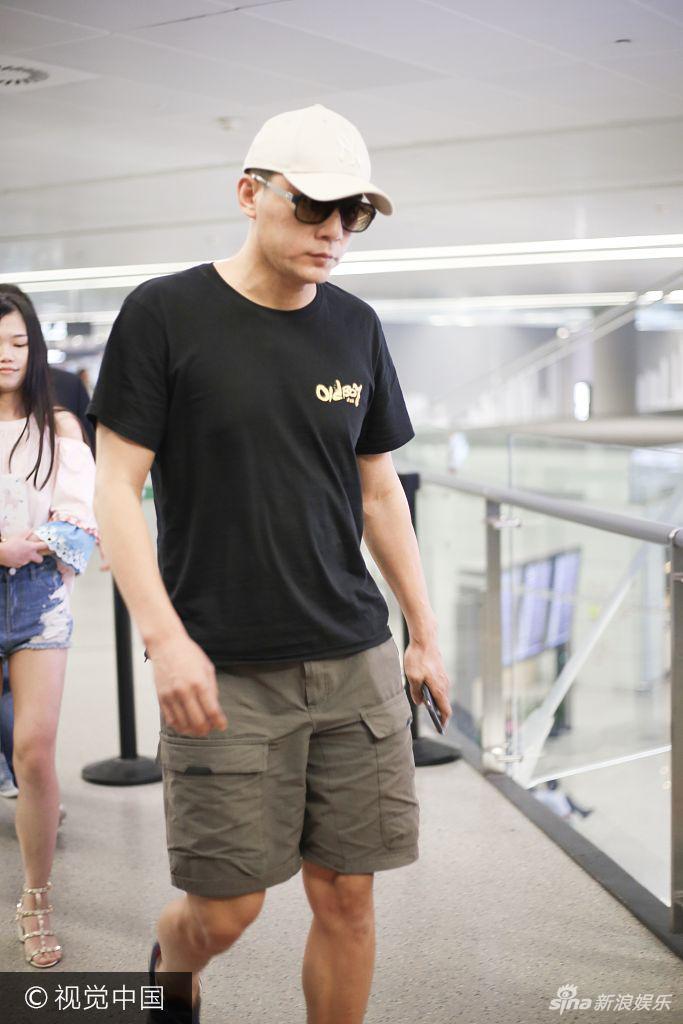 组图:刘烨黑超遮面现身机场 大步流星赶行程全程严肃脸