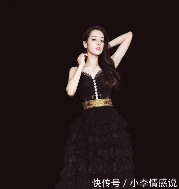 20岁关晓彤与25岁迪丽热巴,同穿蛋糕裙,一黑一