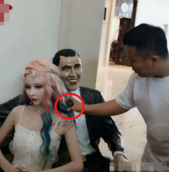 然后就直接动了一下, 但是没有想到旁边的男子还以为是真的雕像呢, 后面看到迪丽拉动了一下, 然后真的是被吓得不轻, 看来确实是受到了惊吓, 这个大哥后面直接就走了, 表情非常的滑稽!