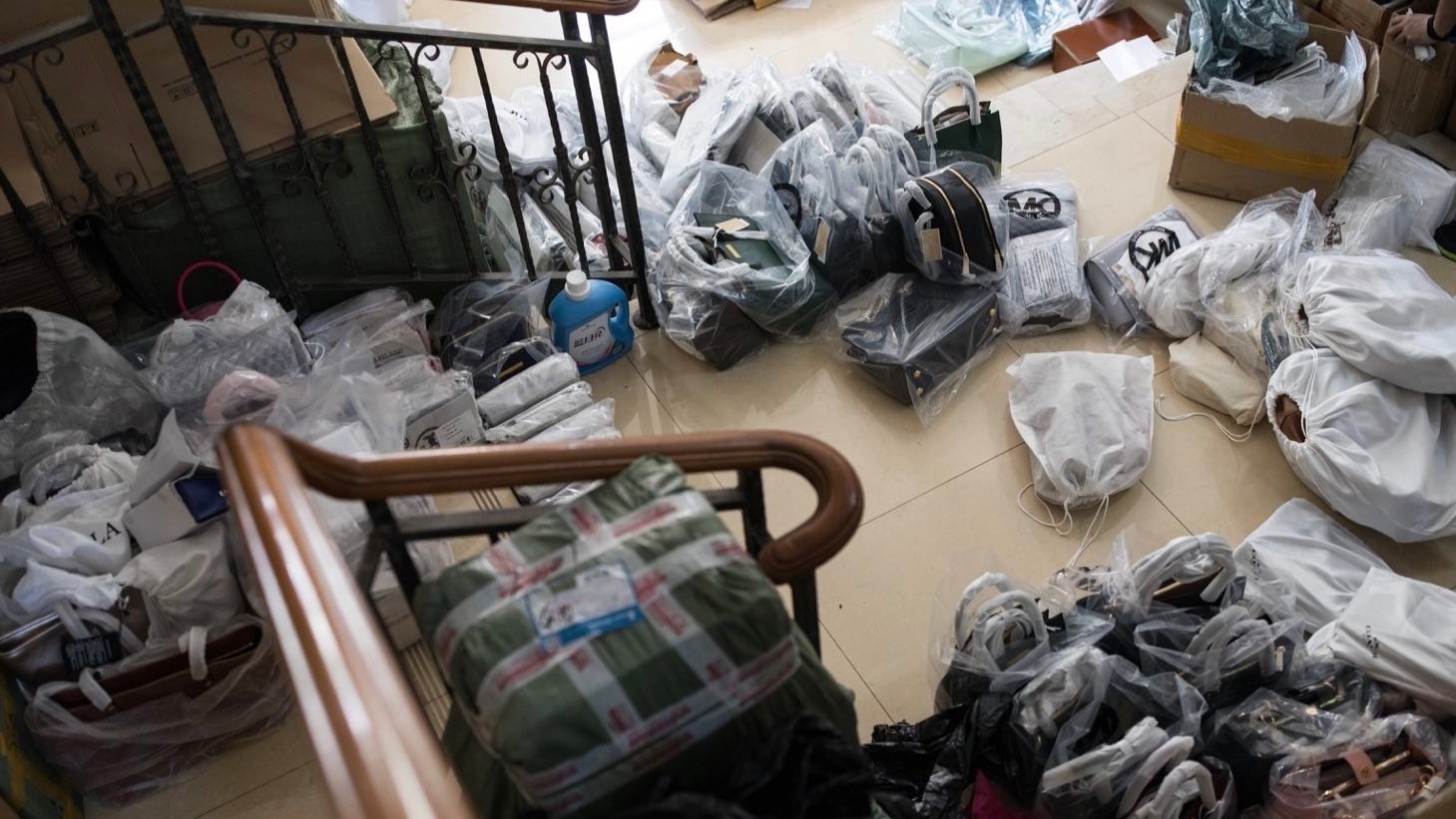 好评九成热销top10 “全球购”名牌包来自东莞民宅 好评九成热销top10 “全球购”名牌包来自东莞民宅