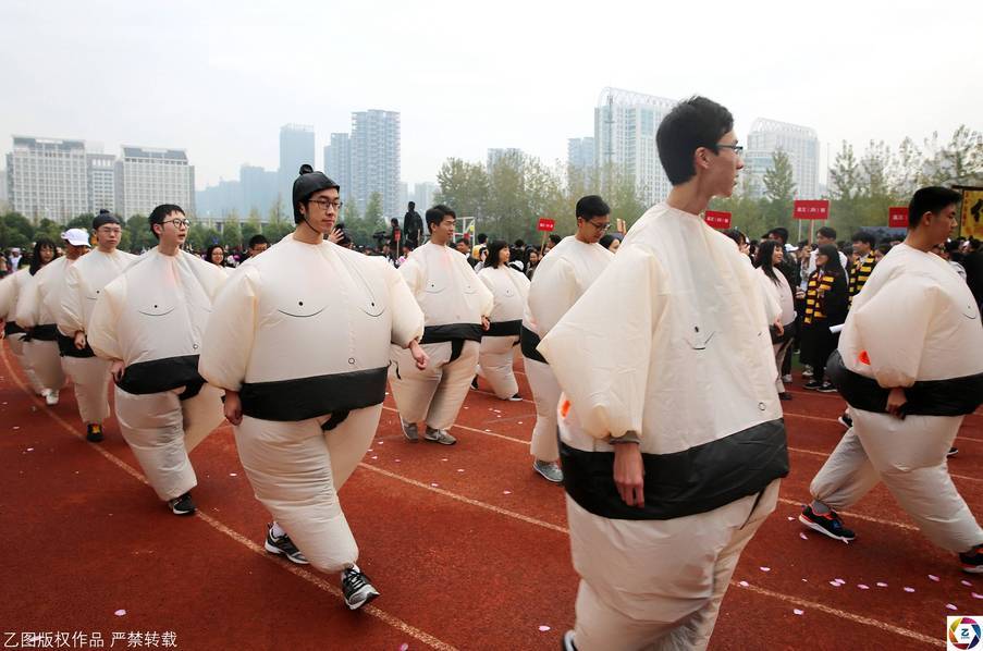 据了解，合肥一中的运动会早已超过了其传统概念的范畴，赋予了太多的文化内涵，成为合肥一中的一处靓丽的校园文化风景线，不仅令在校生期待，更给毕业的合一学子留下铭记一生的记忆。图为日本相扑“勇士”入场式。