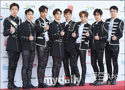 [EXO][新闻]170603 EXO制服亮相梦想演唱会红毯秀 世勋、伯贤造型细节戳饭心