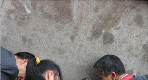 摸一次一块 20余老汉轮流上阵