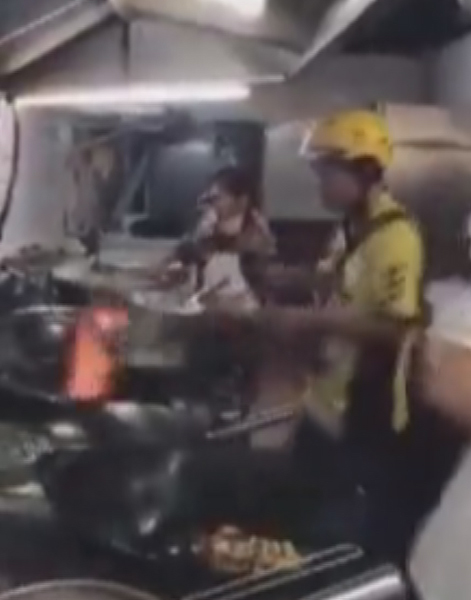 外卖小哥嫌出餐速度太慢 自己亲自上阵炒菜