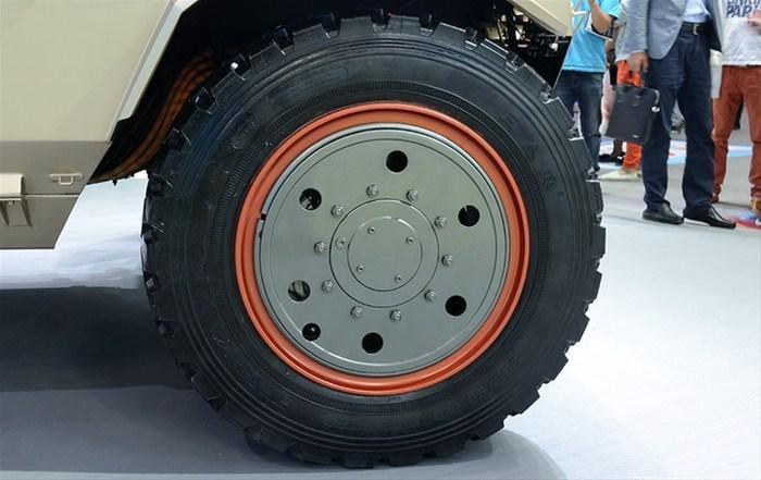 "东风猛士"的轮胎特写.