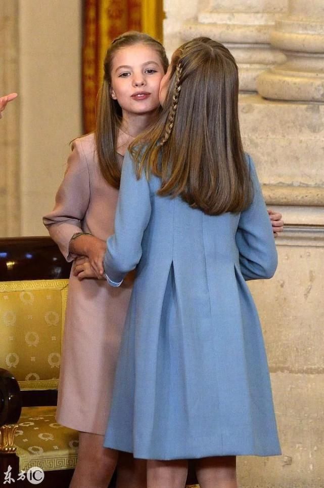 姐姐获勋章被承认女王地位, 11岁妹妹不开心拒合影