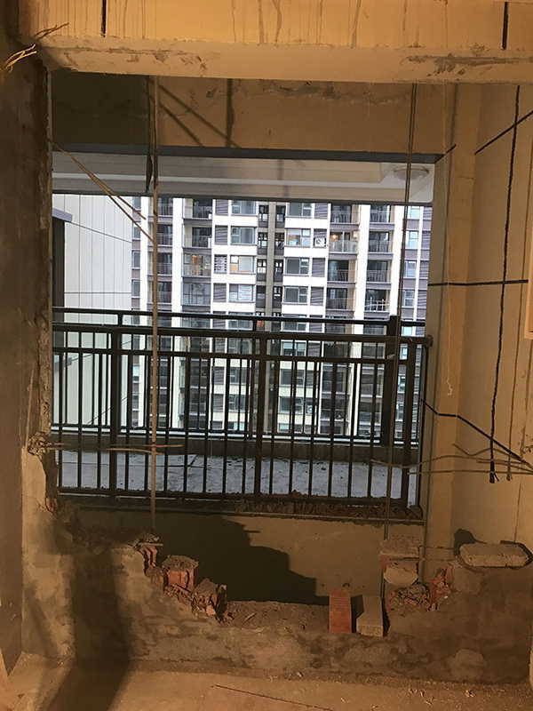 一央企楼盘"买二送一"通风井建房 城管深夜拆除