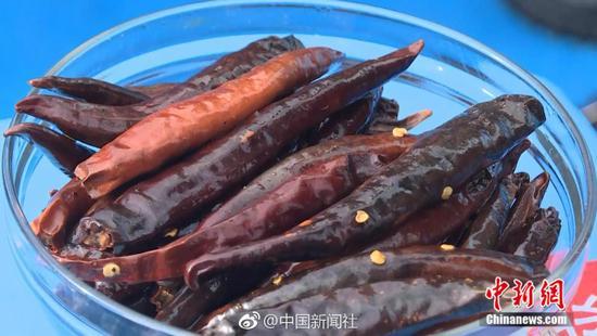 云南办吃辣椒比赛 冠军3分钟吃完24把辣椒还不喝水