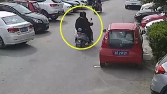 女老板见电动车没锁 竟偷来 女老板见电动车没锁 竟偷来