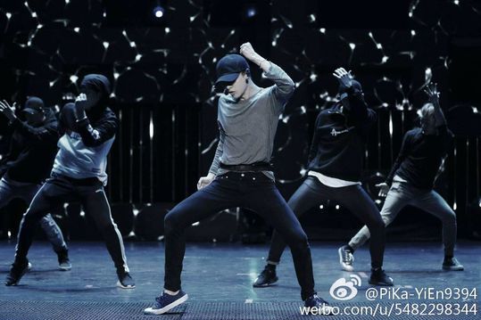 [张艺兴][分享]170624 从小就会顶胯的男孩子 收到的情书都不会太少