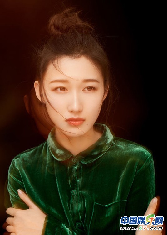 90后海归女演员谢林彤端午写真 甜蜜似糖 仙气十足