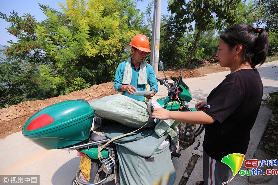 投递员26年坚守乡村 贷款买摩托车送快件