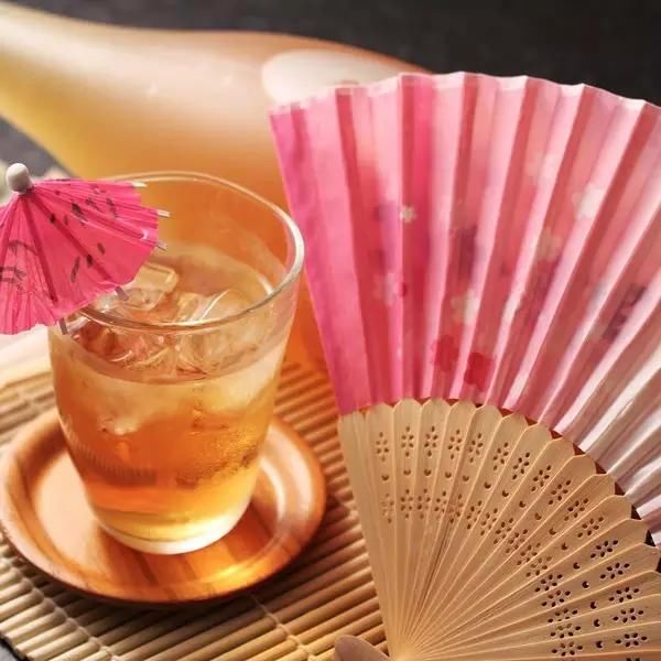 在日本,酒文化总是充斥大街小巷,日式居酒屋的