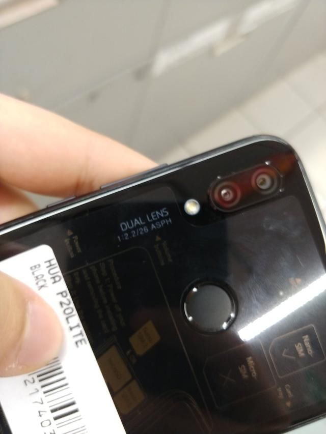 华为P20 Lite开箱图赏:5.8寸精致异形屏+极光玻