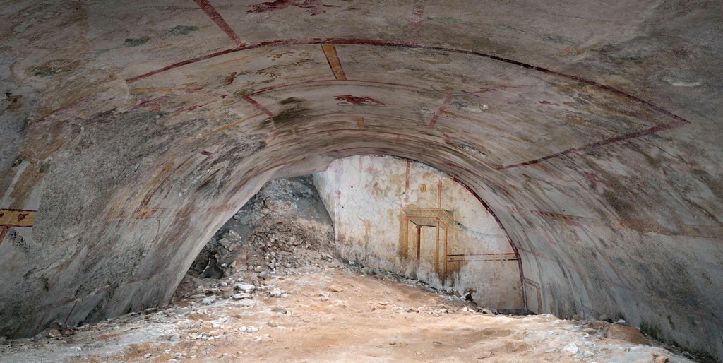 5月14日报道，5月13日，在意大利首都罗马，修复古罗马帝国皇宫的工程有了意外收获。工程团队在修复皇宫时发现了一个大部分被土掩埋密室。报道称，工程团队在修复有2000年历史的前罗马皇帝尼禄(Nero)的金宫(Domus Aurea)时，发现了一个通口，循着通口发现了一个大部分被土掩埋的大房间。来源：IC photo