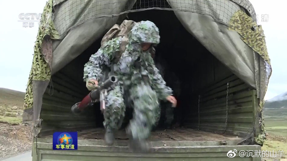 经过7小时30公里的山地行军，官兵们到达目标地域，尖刀排立即前出，对阵地展开搜索警戒，其余人员马上开始就地构筑防御工事。