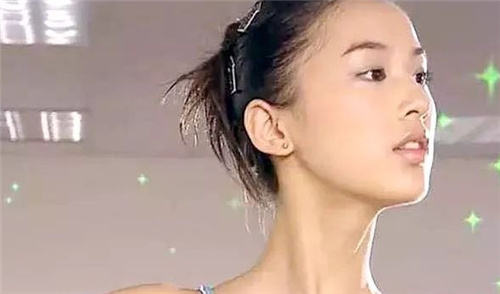 黄圣依带儿子踢足球,网友:全程盯着她的大长腿