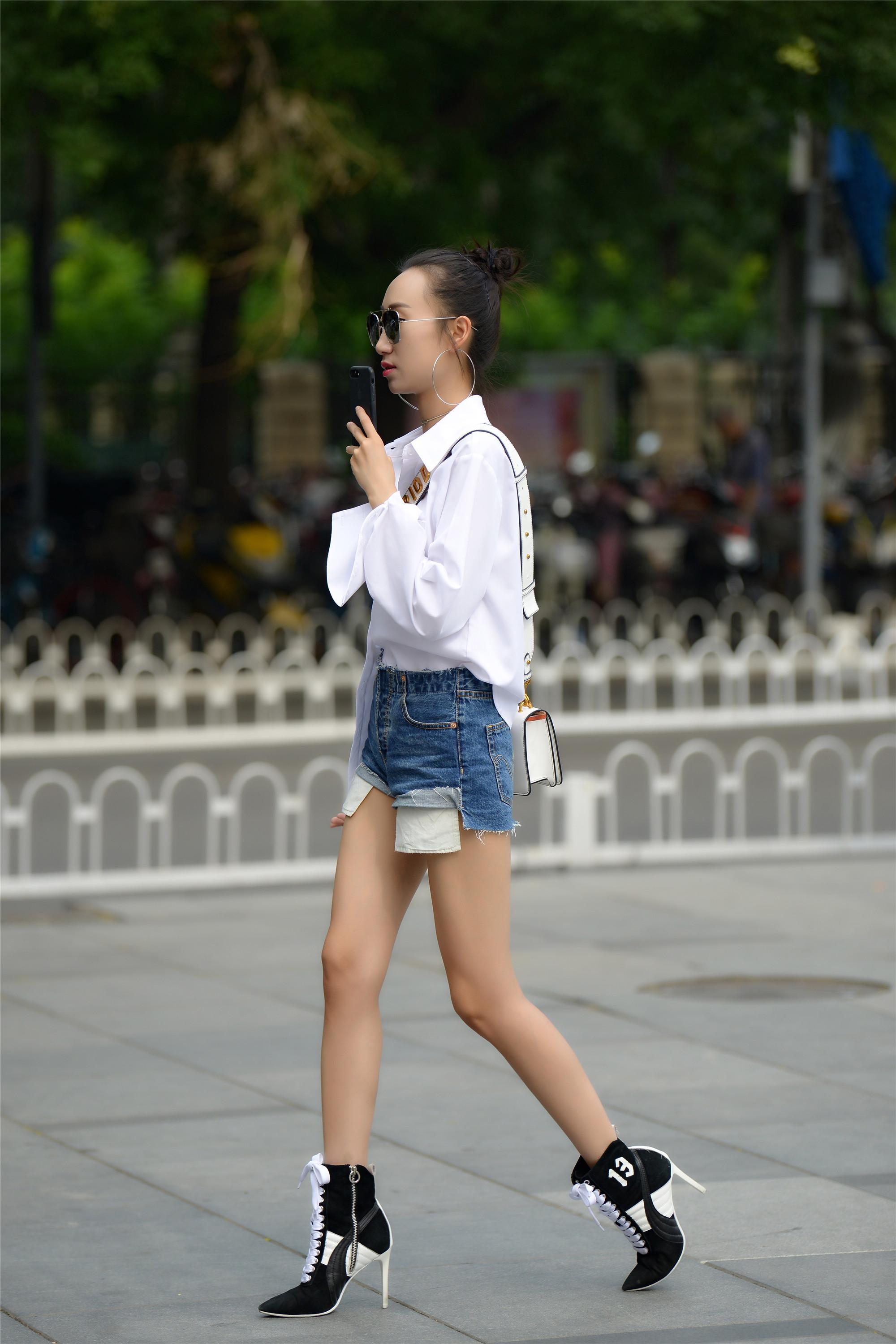 时尚街区的姑娘不穿牛仔短裤出行,这个夏天就