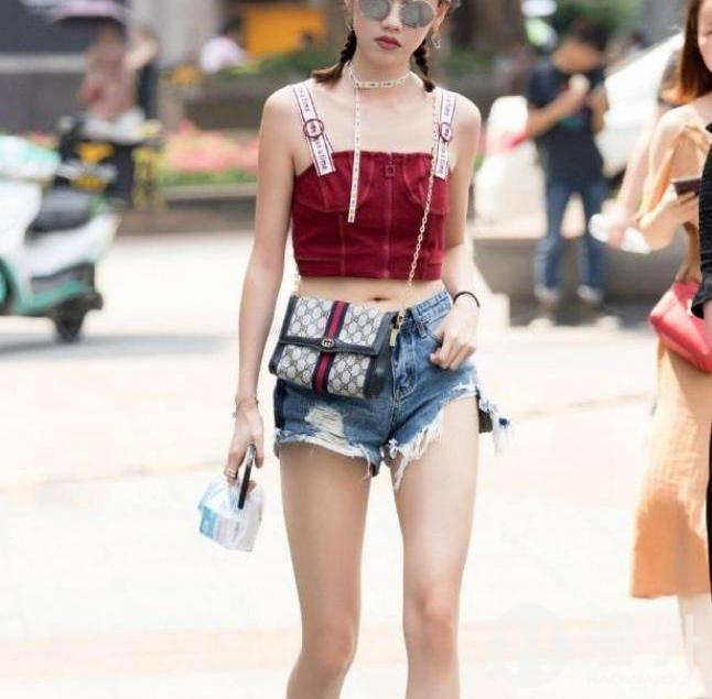 楚楚动人的小姐姐，一件红色背心配牛仔短裤，青春靓丽气息
