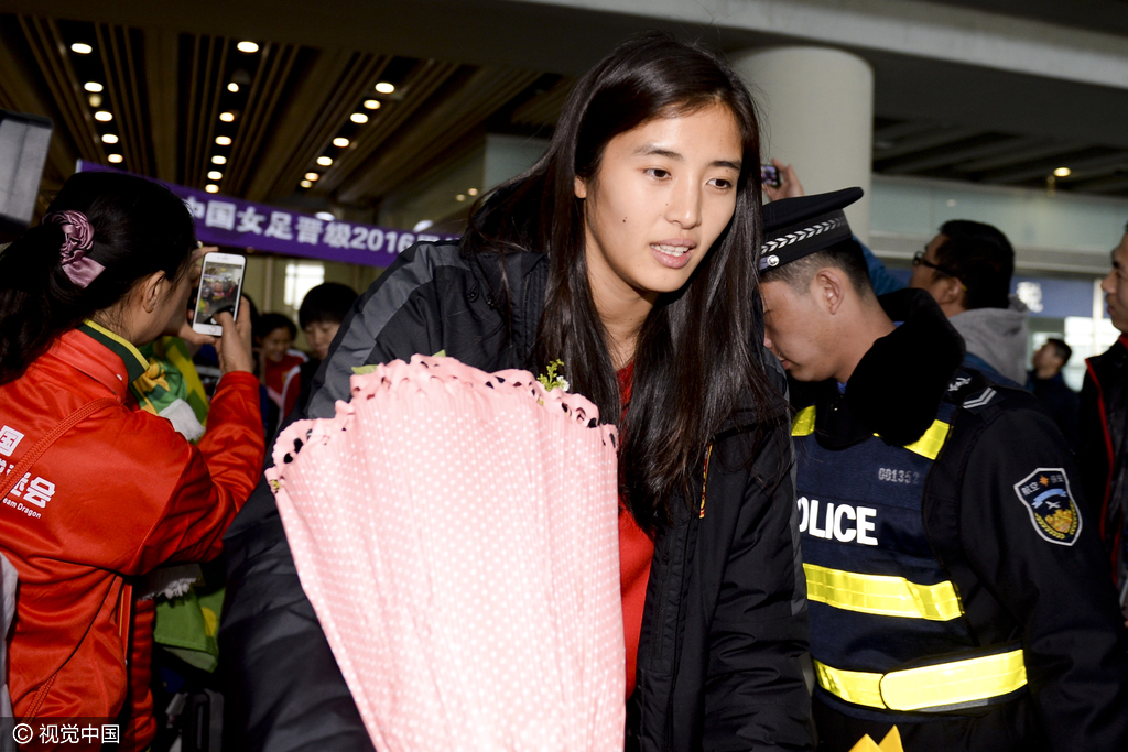2016年3月10日,北京,中国女足凯旋球迷热情迎接赵丽娜等女足球员,八年等候挺进里约荣耀归来。