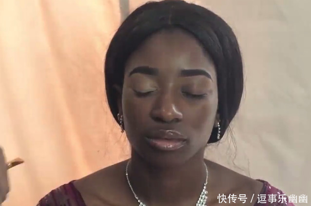 她因被人嫌弃长得丑至今没有男友,化完妆后竟