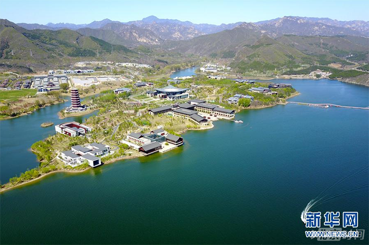 这是4月11日无人机航拍的雁栖湖。
世界的目光再次聚焦中国首都北京。在成功举办2008年夏季奥运会、2014年APEC领导人会议之后,2017年5月14日,拥有3000多年建城史的古都北京又将迎来一个历史与未来交融的盛会——“一带一路”国际合作高峰论坛。
新华社记者 鞠焕宗摄