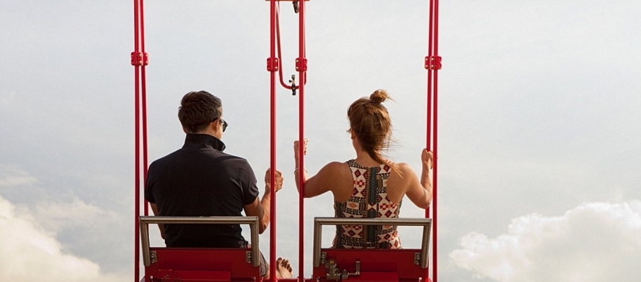 25岁的安德鲁-马奎尔来自英国伦敦，他说：“真的太刺激了。说实话，一开始我非常害怕，因为我有点恐高。但后来我告诉自己它很安全，然后慢慢平静下来，开始享受荡秋千的过程。”