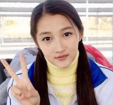 关晓彤才19岁就开始露沟了?