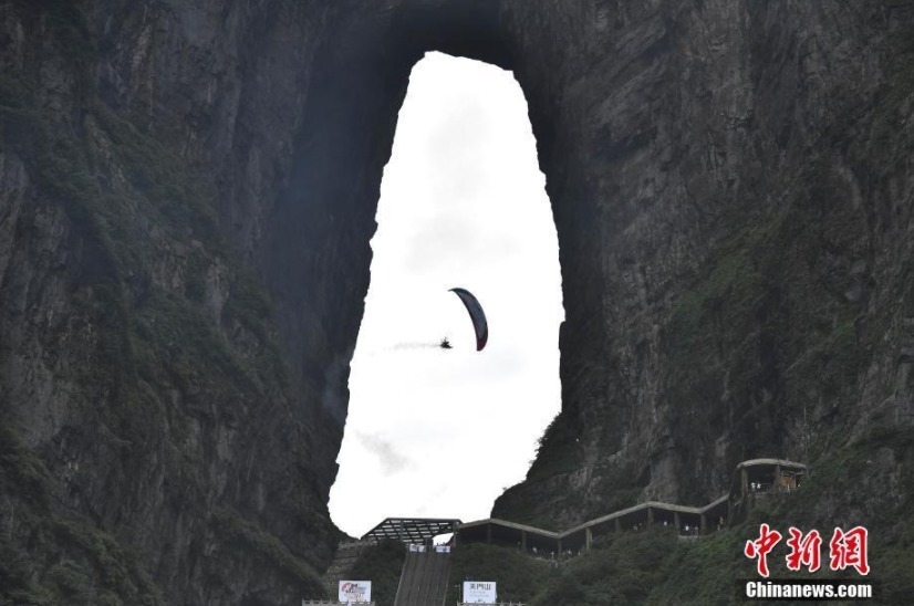 6月26日，参加“极限飞荡”张家界天门山动力伞特技国际大师赛的7名选手在湖南张家界天门山景区进行首轮试飞训练，吸引了众多游客驻足观赏。“极限飞荡”张家界天门山动力伞特技国际大师赛将于6月28日至29日在张家界天门山举行。