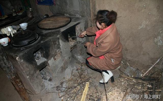 城里媳妇跟老公回农村,不怕脏帮婆婆做饭,点赞