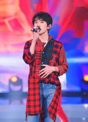 易烊千玺穿雨衣登台,搭配格子外套帅气时尚,