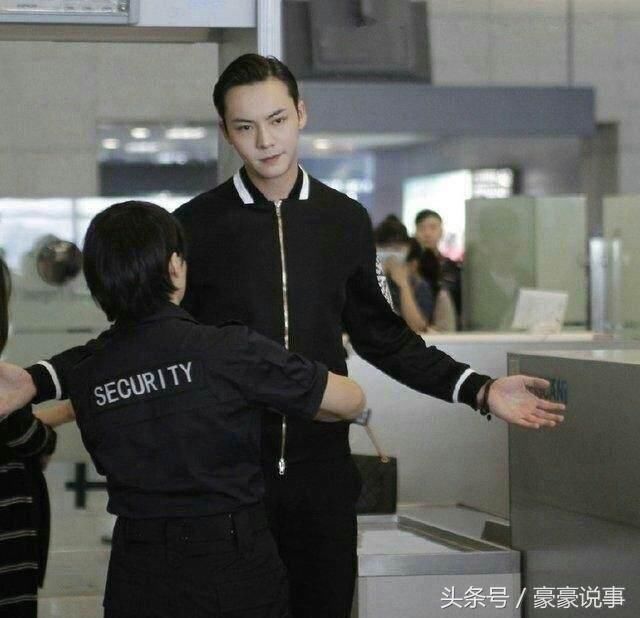 明星过安检:迪丽热巴高冷,吴亦凡害羞,陈伟霆看