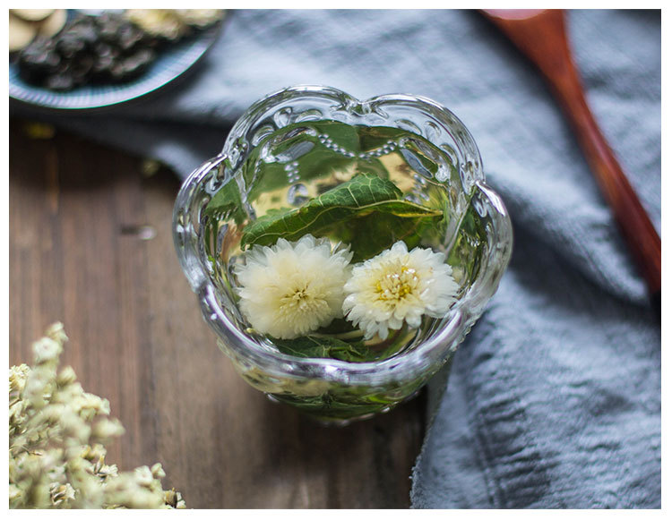 油性皮肤脸上长痘痘怎么治?喝什么美白祛痘花