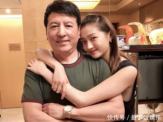 关晓彤与爸爸合影,墙角的鞋子抢镜,网友炸了你