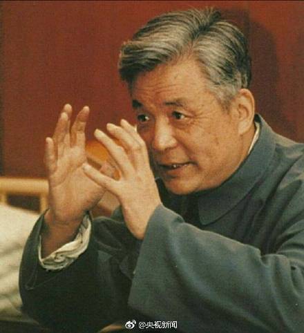 【今天，缅怀“两弹元勋”邓稼先】1924年的今天，邓稼先出生在安徽怀宁。他是中国第一颗原子弹和氢弹的理论方案设计者，为发展国防科技事业，甘当无名英雄，默默奋斗几十年。病危临终前，仍心系原子能的和平利用。1999年，被授予“两弹一星功勋奖章”时，他已辞世13年。致敬，缅怀！