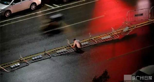 大风暴雨中 广东男子扶起百米马路护栏