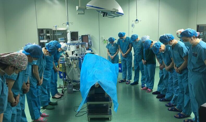 医生及红十字会工作人员集体默哀.图片来源:贵阳晚报